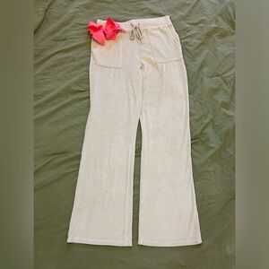 A flare stretchy sweatpants, with a stretchy waist band, in the color beige